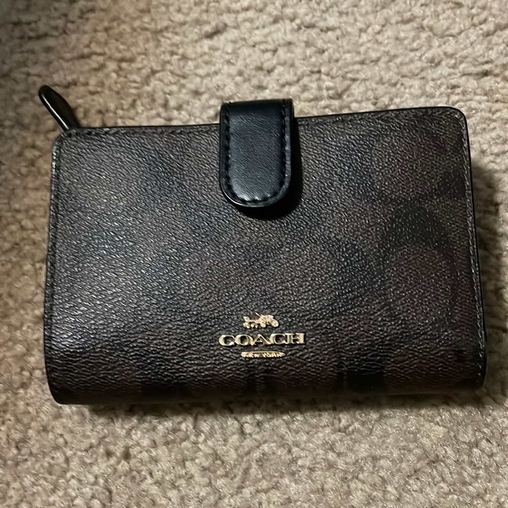 Medium Corner Zip Wallet In Signature Canvas